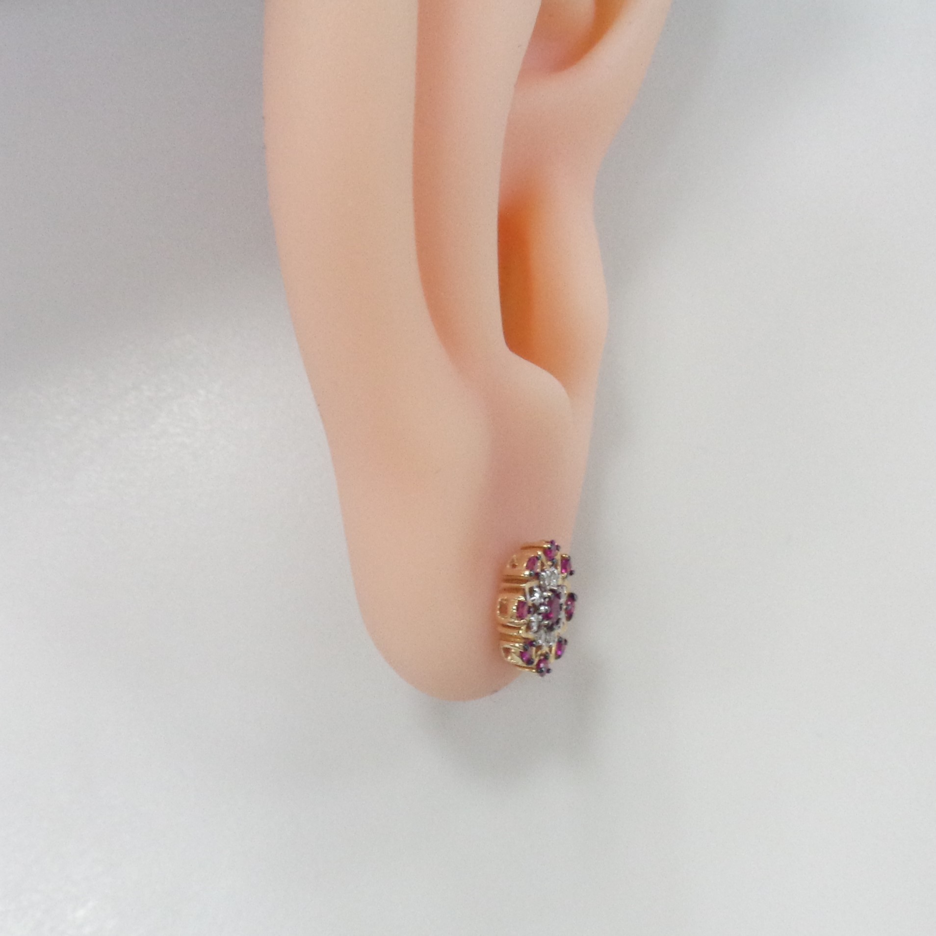 Золотые серьги-пусеты 585 пробы; родий; вставки 2 Рубин 0,193 2/2А; 16 Рубин 0,256 2/2А; 16 Бр.Кр-17